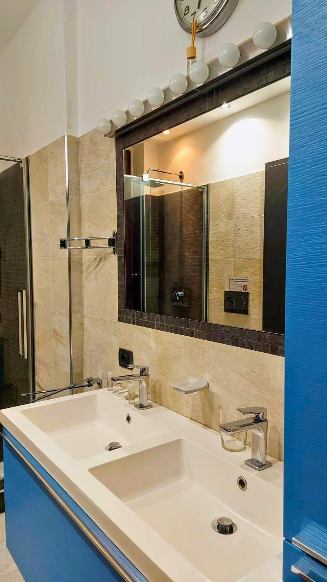 Vfh Stylish Boutique Apartment-City Center Милано Екстериор снимка